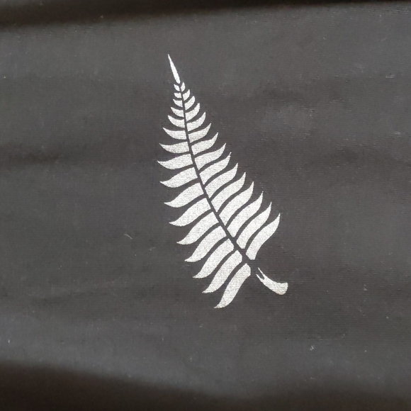 Simple black Tee - Picture 2 of 3